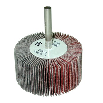 Mains Homme Avec Électrique Brosse Rotative Disque Métallique